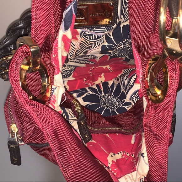 Elegant Red Hobo Bag with Gold Details - Picture 3 of 15